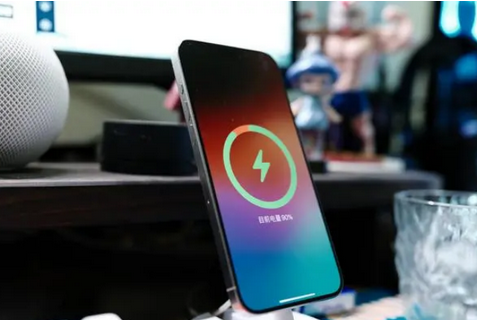 东山苹果15换屏服务分享用什么充电器给iPhone15充电更好 